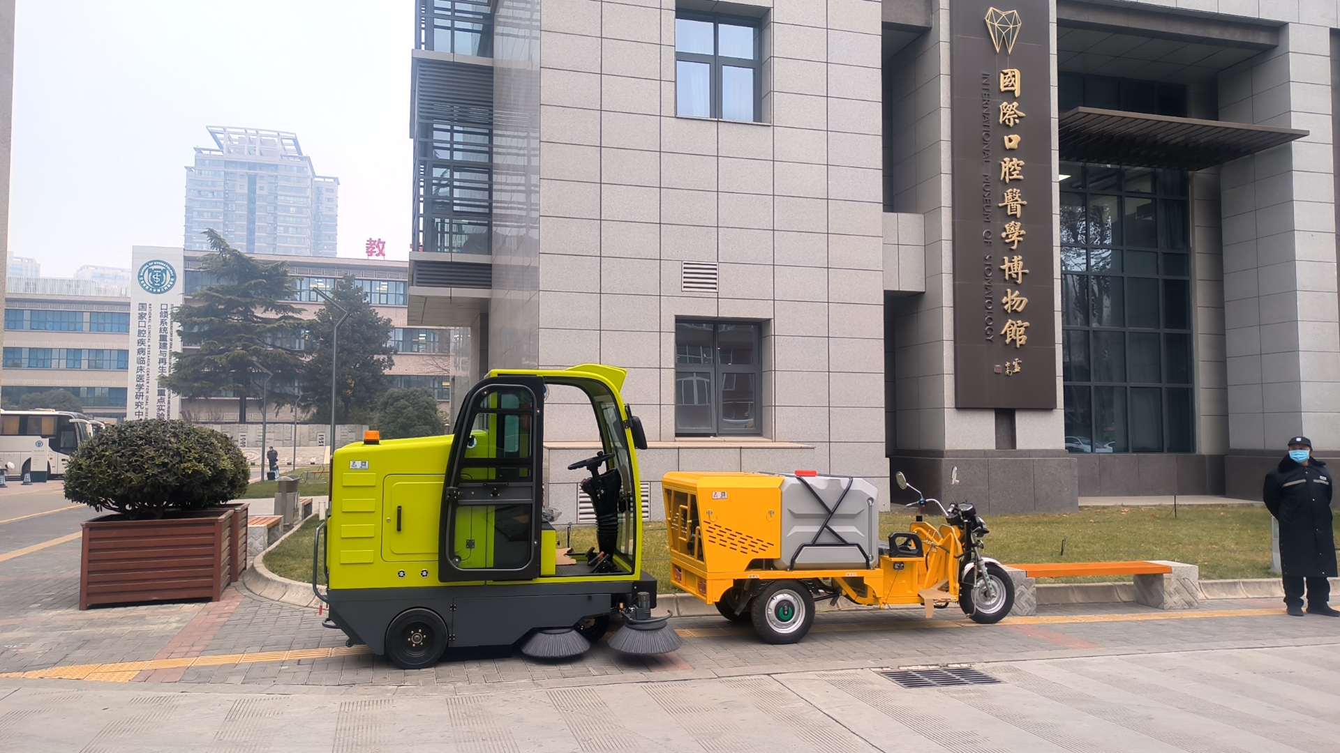 醫院外圍地面清潔用掃地車
